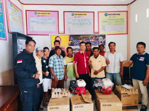 Penyerahan bantuan unit bodi fiber dan mesin katinting kepada 10 kelompok nelayan dari Pemerintah Desa Kapota di Kecamatan Wangi-wangi Selatan, kemarin.