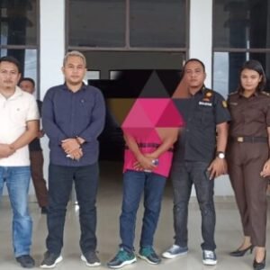 Aa, tersangka kasus korupsi pembangunan Pelabuban di Bombana dijebloskan ke penjara oleh jaksa Kejari Bombana.