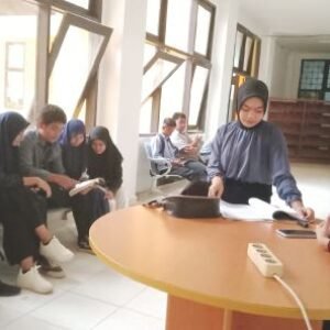 Tampak mahasiswa UHO yang memanfaatkan waktu luangnya untuk membaca sekaligus mencari referensi tugas di UPT perpustakaan UHO, Jumat (2/12).
