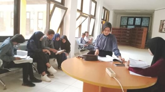 Tampak mahasiswa UHO yang memanfaatkan waktu luangnya untuk membaca sekaligus mencari referensi tugas di UPT perpustakaan UHO, Jumat (2/12).