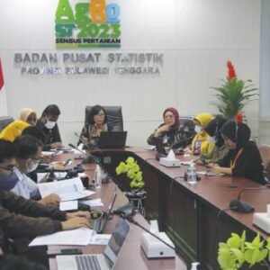 Kepala BPS Sultra Agnes Widiastuti (tengah) saat melaksanakan rilis Perkembangan indeks harga, ekspor-impor, ingkat hunian hotel berbintang, transportasi, nilai tukar petani, dan indeks pembangunan manusia, turut hadir Kepala Perum Bulog Sultra Siti Mardati (jilbab ungu), di Kantor BPS Sultra, Kendari, Kamis (1/12).