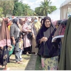 Tampak masyarakat antusias berbelanja di Pasar Murah yang digelar Disperindag Sultra di Bombana.