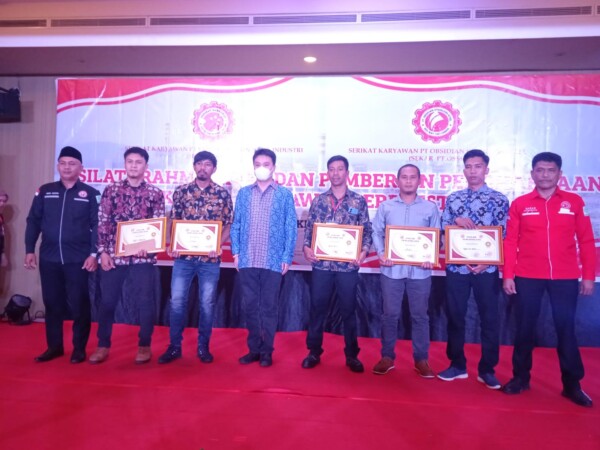 Pimpinan HRD PT VDNI dan PT OSS Site Morosi, Mr Liu Wen Bin (empat dari kiri), Ketua Sekar PT VDNI Bahar (kanan), Ketua Sekar PT OSS Muh Odon (kiri), foto bersama saat penyerahan penghargaan kepada sejumlah karyawan berprestasi dibidang olahraga, Selasa (20/12).