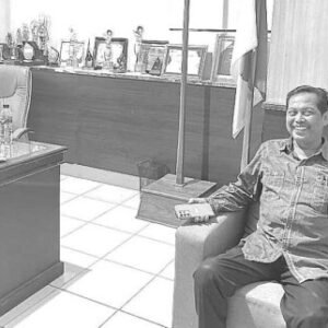 Sekab Bombana, Drs. Man Arfa (Kanan) saat memastikan proses pencairan gaji ASN lingkup Bombana di ruangan Kepala BKD Bombana, Dodi Amirullah Muchlisi (Kiri).
