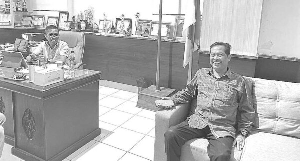 Sekab Bombana, Drs. Man Arfa (Kanan) saat memastikan proses pencairan gaji ASN lingkup Bombana di ruangan Kepala BKD Bombana, Dodi Amirullah Muchlisi (Kiri).