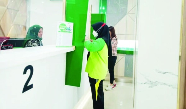 Warga tampak bersiap memanfaatkan jasa gadai emas yang ditawarkan PT Pegadaian Kendari