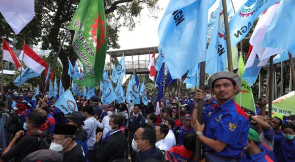 Ilustrasi unjuk rasa buruh. Sebanyak 10.000 buruh akan menggelar demonstrasi besar-besaran di Istana Negara, Jakarta Pusat, pada Sabtu (14/1). (FEDRIK TARIGAN/ JAWA POS)