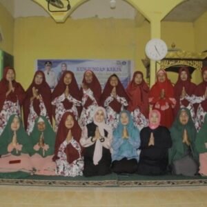 Ketua Tim Penggerak PKK Bombana Hj. Fatmawati Kasim Marewa bersama anggota majelis taqlim di salah satu masjid di Bombana.