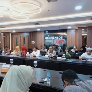 Pj Wali Kota Kendari, Asmawa Tosepu didampingi Ketua DPRD Kendari Subhan dan jajaran saat berdiskusi dengan pihak Kemensos, Rabu (18/1/2022).