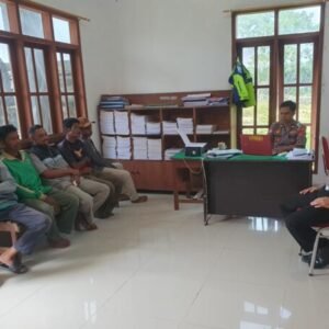 Kasat Lantas Polres Muna, IPTU Yusran Yoyo (kiri depan) saat memberikan imbauan kepada para orang tua anak yang mengalami kecelakaan Lalu lintas.