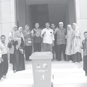Plh DLH Sultra, La Oba (baju putih), didampingi Kepala DLH Muna,LM. Yakub dan jajarannya usai menyerahkan bantuan tong sampah di salah satu sekolah di Muna, kemarin