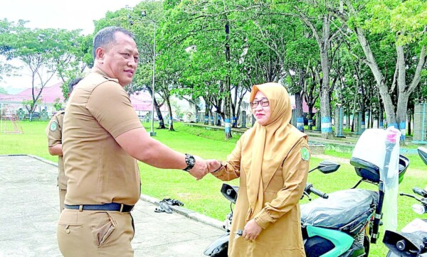 Sekab Konawe, Ferdinand Sapan (kiri), saat menyerahkan bantuan kendaraan operasional sepeda motor kepada enam Puskesmas di daerah itu