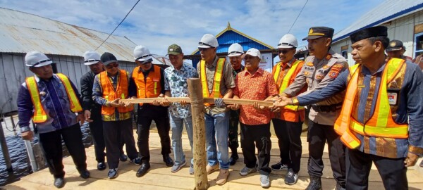 Bupati Kolaka, H. Ahmad Safei (tengah) ketika melakukan pemancangan tiang pertama penataan kawasan kumuh Kampung Bajo di Kelurahan Anaiwoi, kemarin.