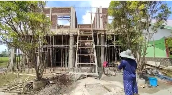 Gedung dua lantai di SDN Wawoone yang diperuntukkan sebagai ruang guru dan UKS belum selesai dikerja. Padahal harusnya tuntas 2022 lalu.