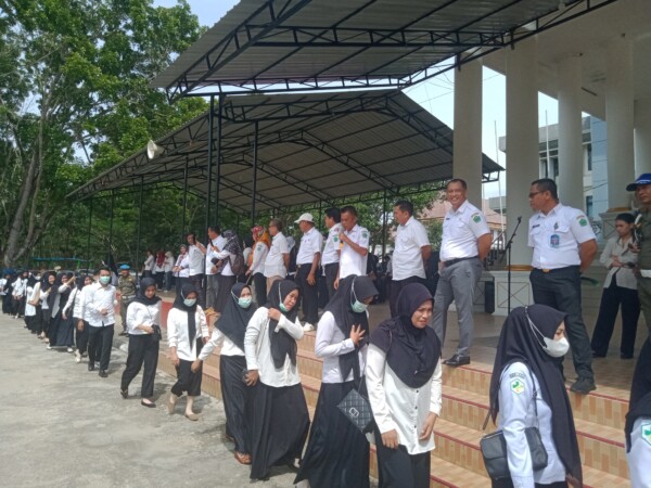 Para Nakes yang dinyatakan lulus PPPK ketika berjalan keluar dari pelataran kantor Pemkab usai mendapat pengarahan dari Sekab Konawe, Ferdinand Sapan, kemarin