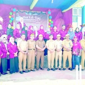 Kepala Dinas Pendidikan dan Kebudayaan Kota Baubau, La Ode Aswad (ketujuh dari kanan, depan) berpose bersama usai kegiatan market day di SMPN 3 Baubau