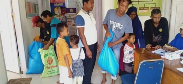 Suasana penyaluran bantuan pangan bagi warga kurang mampu pada sejumlah kecamatan di Buton yang dilakukan pemerintah.