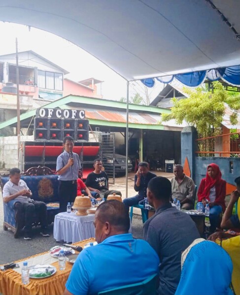 Bupati Wakatobi, Haliana (depan) saat melakukan silaturahim dengan masyarakat di Kelurahan Mandati I, Kecamatan Wangi-Wangi Selatan. Ia meminta dukungan warganya bagi pembangunan daerah yang sedang dilakukan pihaknya