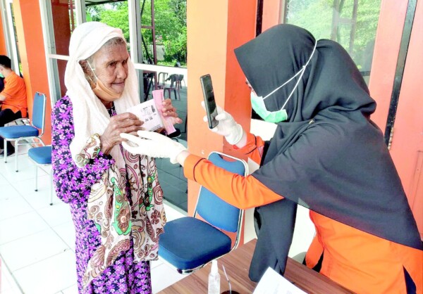 Salah seorang Lansia mencairkan Bantuan Langsung Tunai (BLT) di Kantor Pos Indonesia Cabang Kendari, baru-baru ini. Tahun ini, Pemerintah Kota Kendari mengusulkan 2 ribu Lansia menerima BLT dari Pemprov Sultra