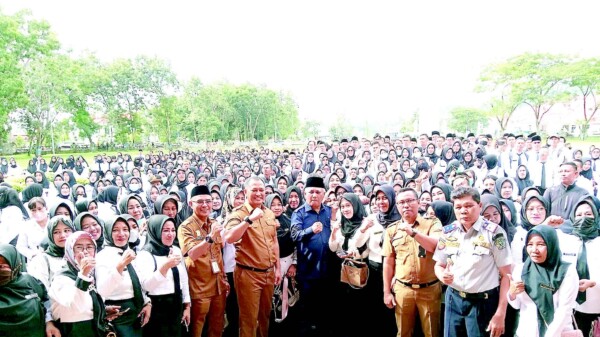 Bupati Konawe Kery Saiful Konggoasa (depan, enam dari kanan), didampingi Sekab Konawe Ferdinand Sapan (depan, enam dari kiri), foto bersama 832 ASN PPPK guru yang mendapat SK perpanjangan kontrak kerja hingga tahun 2027