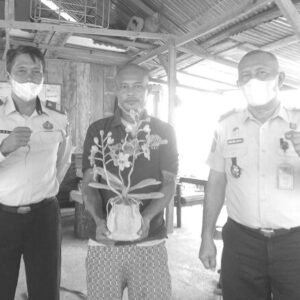 Kepala Rutan Kelas IIB Raha, La ode Muhamad Masrul (kanan), Pengawas Bimbingan Kerja Warga Binaan dan Permasyarakatan, Ismei (kiri) bersama salah satu warga binaan yang memamerkan hasil karyanya