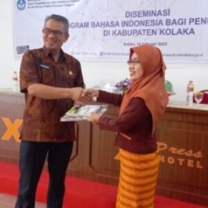 Kepala Kantor Bahasa Provinsi Sultra, Uniawati (kanan) dan Asisten Bidang Pemerintahan dan Kesejahteraan Setda Kabupaten Kolaka, Muhammad Bakri (kiri) dalam diseminasi program Bahasa Indonesia bagi Penutur Asing (BIPA), Kamis (16/2), kemarin.