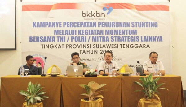 Kepala Perwakilan BKKBN Sultra Asmar (dua kanan), Kepala Dinas Kominfo Sultra Ridwan Badala (dua kiri) saat kampanye percepatan penurunan stunting di Same Hotel Kendari, kemarin. Kegiatan itu melibatkan TNI-Polri dan mitra strategis lainnya