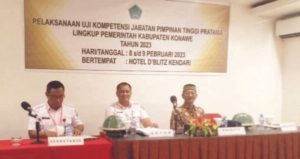 Sekab Konawe Ferdinand Sapan selaku Ketua Pansel UK JPTP Konawe (tengah), Kepala BKPSDM Konawe yang juga Sekretaris Pansel UK JPTP Konawe (kiri), dan anggota pansel UK JPTP Konawe, Prof Dedi Takdir (kanan)