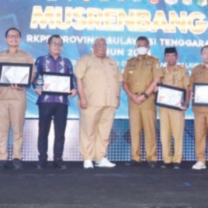 Foto bersama penerima penghargaan PPD, Stunting Award dan AMPL Award 2023.