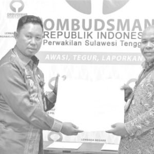 Pj Wali Kota Kendari, Asmawa Tosepu (kiri) menerima hasil penilaian kinerja dari Kepala Ombudsman Sultra, Mastri Susilo (kanan).