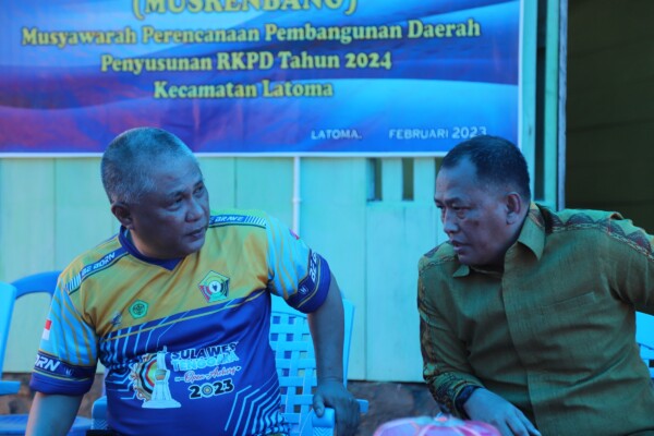 Bupati Konawe, Kery Saiful Konggoasa (kiri) bersama Sekretaris Kabupaten, Ferdinand Sapan dalam sebuah kegiatan Musrenbang di Kecamatan Latoma, beberapa waktu lalu.