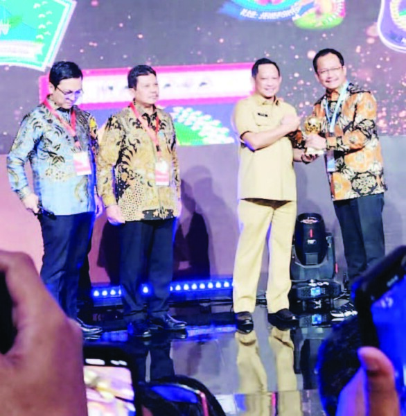 Mendagri Tito Karnavian (dua dari kanan) menyerahkan penghargaan UHC award kepala Pj Bupati Kolut di Balai Sudirman Jakarta Selatan, Selasa (14/3).