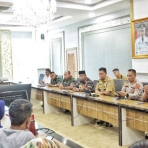 Pj Wali Kota Kendari, Asmawa Tosepu bersama forkopimda saat menggelar konferensi pers di Balai Kota Kendari, Selasa (15/03/2023).