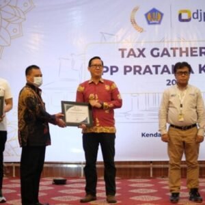 Kepala Divisi Keuangan dan Akuntansi Bank Sultra, Gustian Hidayatullah menerima penghargaan dari Kementerian Keuangan