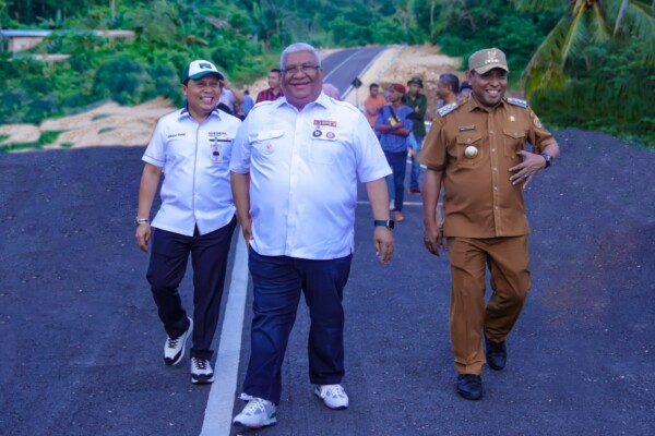 Gubernur Sultra Ali Mazi didampingi Wali Kota Baubau La Ode Ahmad Monianse, dan Dirut Bank Sultra Abdul Latif meninjau pembangunan Jalan Lingkar Ruas 2 Waborobo - Batu Poopi, di Baubau.