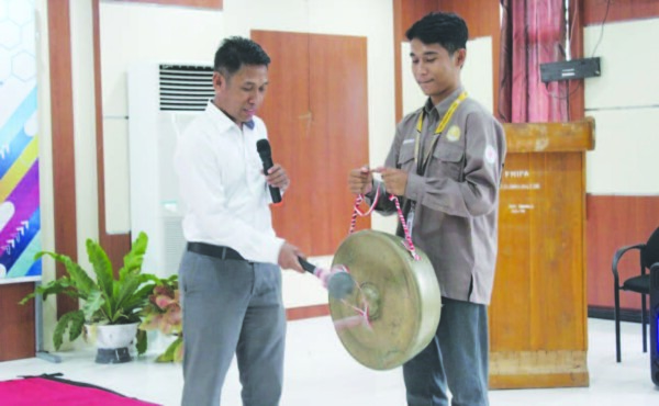 Pembukaan COC Fest yang ditandai dengan pemukulan Gong oleh Ketua Jurusan Kimia FMIPA UHO, La Ode Ahmad, S.Si., M.Si., Ph.D., (kiri).