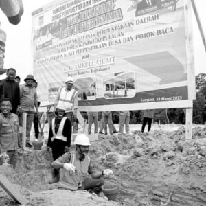 Peletakan batu pertama yang dilakukan Bupati Konkep, H, Amrullah sebagai tanda dimulainya pembangunan gedung layanan Perpustakaan Daerah
