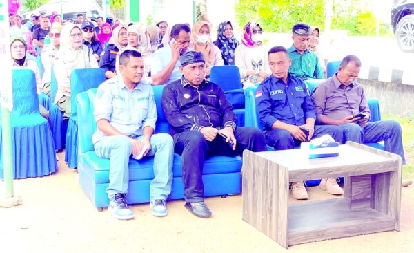 Pemprov Sultra melalui Dinas Ketahanan Pangan menggelar Gerakan Pangan Murah di Kota Baubau yang turut dihadiri Wali Kota, La Ode Ahmad Monianse (kedua dari kiri, depan), kemarin