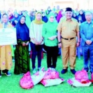 Pj Bupati Burhanuddin (sembilan dari kiri) didampingi Pj Ketua PKK Bombana, Hj. Fatmawati Kasim Marewa (delapan dari kiri) foto bersama masyarakat Poleang Selatan.