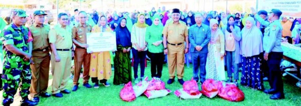 Pj Bupati Burhanuddin (sembilan dari kiri) didampingi Pj Ketua PKK Bombana, Hj. Fatmawati Kasim Marewa (delapan dari kiri) foto bersama masyarakat Poleang Selatan.
