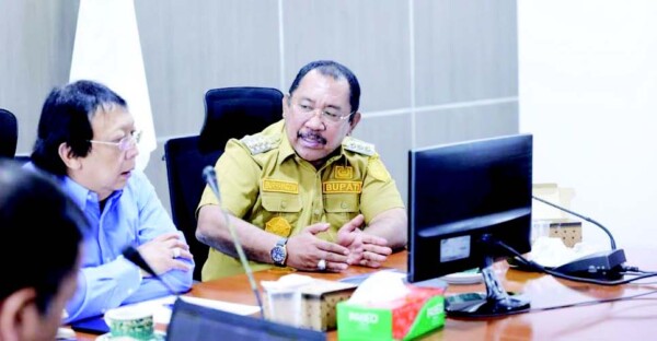 Pj Bupati Bombana, Burhanuddin (kanan) saat berkunjung ke Ditjen Ketenagalistrikan untuk memperjuangkan listrik 24 jam di Kabaena.