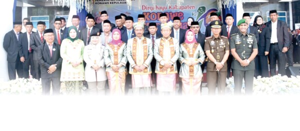 Foto bersama Bupati Konkep Amrullah (depan, lima kiri), Wakil Bupati Konkep Andi Muhammad Lutfi (empat kanan), Sekab Konkep Cecep Trisnajayadi (kiri, depan) beserta Forkopimda dan OPD Konkep setelah upacara peringatan HUT ke-10 Konkep