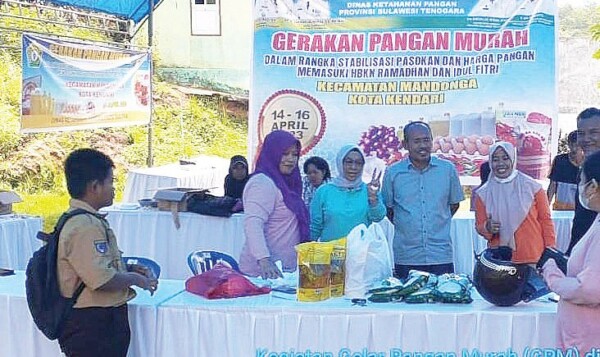 Kepala Disketapang Sultra, Ari Sismanto (tengah) memantau pelaksanaan Gerakan Pangan Murah di Kecamatan Mandonga