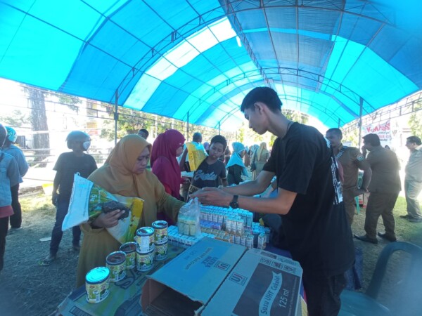 Transaksi pembelian bahan pokok murah di Pasar Murah yang digelar Disperindag Sultra.