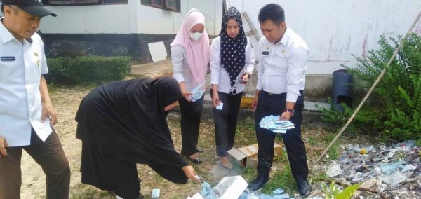 Sekretaris Disdukcapil Konsel, Irsan Halim Mangidi (kanan) beserta jajaran terkait lainnya saat melakukan pemusnahan ribuan keping KTP-el yang dianggap invalid