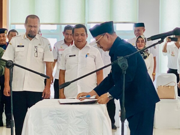 Bupati Konawe Selatan, H. Surunuddin Dangga (kanan) didampingi Asisten I Setkab, H. Amran Aras dan Kepala DPMD, Annas Mas’ud saat melantik 490 anggota Badan Permusyawaratan Desa dari 13 kecamatan yang ada di daerah itu.