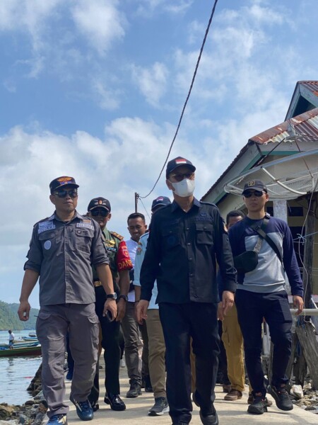 Bupati Konawe Selatan, H. Surunuddin Dangga (depan)bersama jajaran saat melakukan kunjungan kerja di Kecamatan Laonti