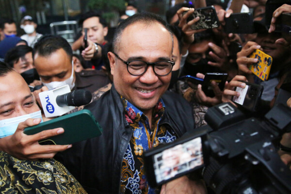 Rafael Alun Trisambodo (tengah) berjalan keluar usai menjalani pemeriksaan di Gedung KPK, Jakarta. (Dery Ridwansah/JawaPos.com)