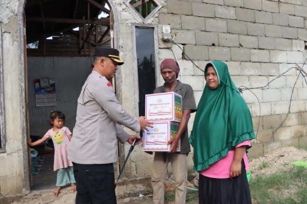 Kapolres Konawe AKBP Ahmad Setiadi SIK memberikan bantuan sosial ke salah satu warga yang terdampak bencana.