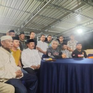 Bupati Konawe Kery Saiful Konggoasa, saat konferensi pers di kediaman pribadinya di Pondidaha, Selasa malam (11/4).
